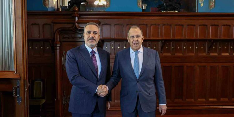 فيدان يثني على اختيار روسيا عقد المفاوضات مع أوكرانيا في إسطنبول