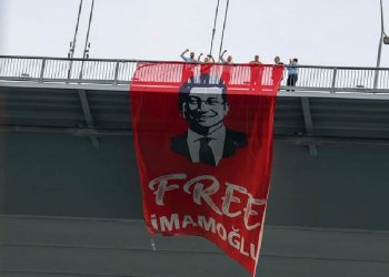 صورة عمدة إسطنبول أعلى جسر البوسفور