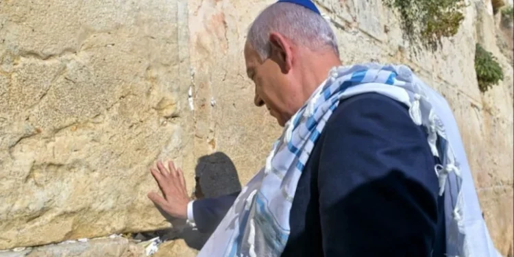 نتنياهو يدعو لترامب عند حائط المبكى