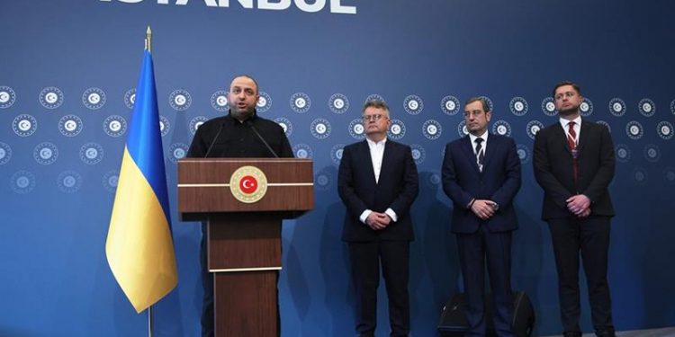 روسيا وأوكرانيا تتبادلان خرائط الطريق للسلام في محادثات إسطنبول