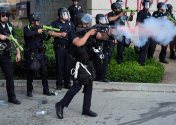 شرطة لوس أنجلوس تفرض حظر التجوال مع استمرار الاحتجاجات ضد حملة ترامب على الهجرة