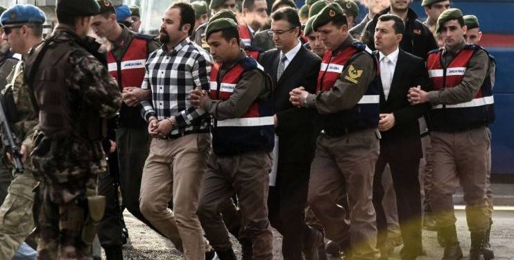 تركيا تعتقل 158 عسكريا للاشتباه في صلتهم بحركة الخدمة