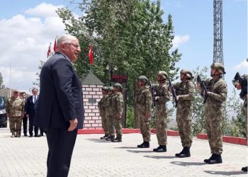 وزير الدفاع التركي يتفقد الوحدات الحدودية مع إيران