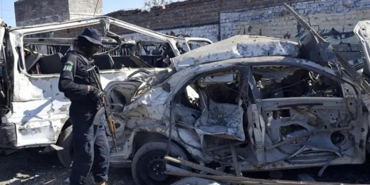 هجوم انتحاري يقتل 16 جنديًا في باكستان