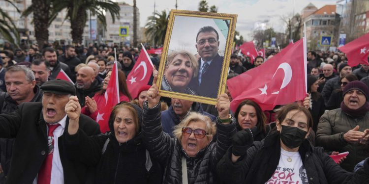 مظاهرات واشتباكات بإسطنبول في اليوم المئة لاعتقال رئيس البلدية