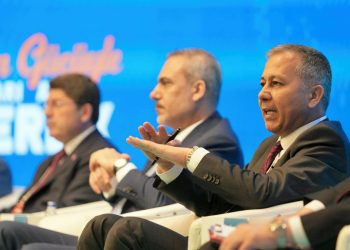 وزير الداخلية التركي: العدالة والتنمية كسر قيود الوصاية