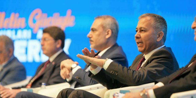 وزير الداخلية التركي: العدالة والتنمية كسر قيود الوصاية