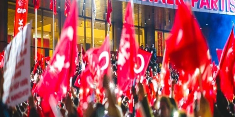 الشعب الجمهوري يستنكر الحملة الأمنية على بلدية إزمير