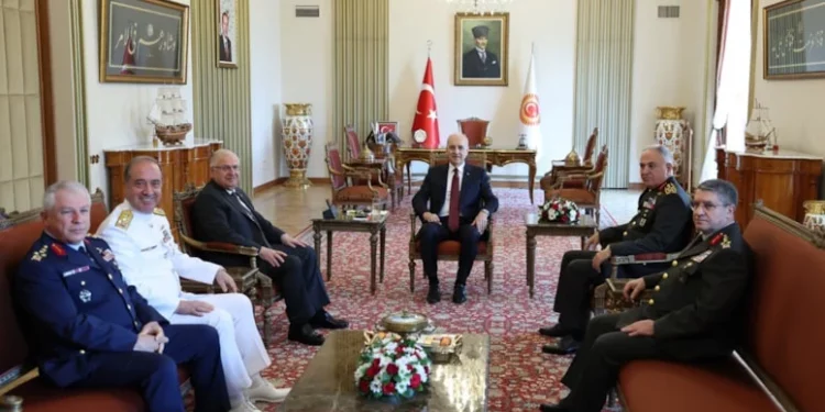 تركيا.. وزير الدفاع يناقش مع رئيس البرلمان القضية الكردية