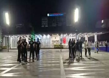 تركيا.. فتاة أجنبية تطعن طفلين وتلوذ بالفرار