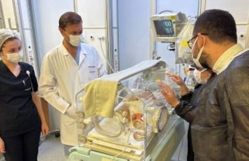 طفل ‘الأعضاء الخارجية’ التركي يهزم الصعاب.. بإرادة الوالدين وعبقرية الأطباء