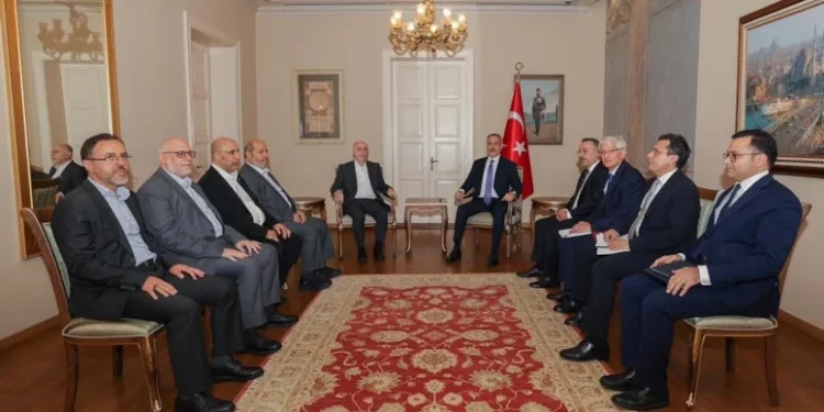 وزير الخارجية التركي يلتقي وفدا من حماس في إسطنبول