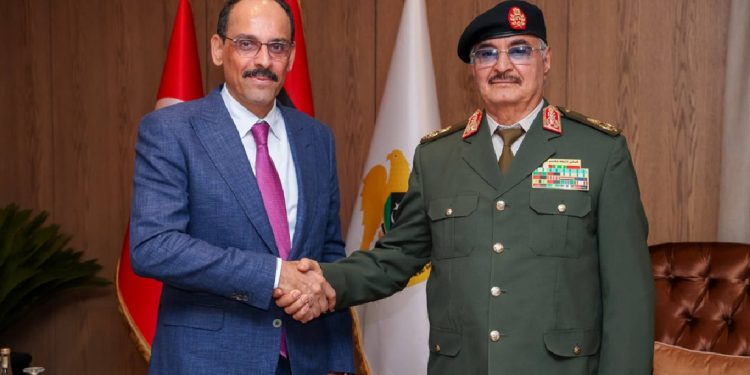 رئيس الاستخبارات التركية يلتقي حفتر بعد سنوات من انتقاده