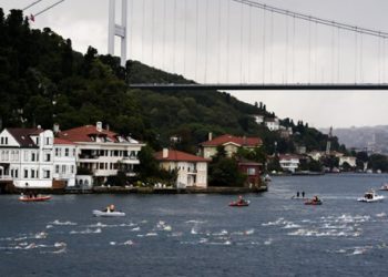 اختفاء سباح روسي خلال سباق في مضيق البسفور