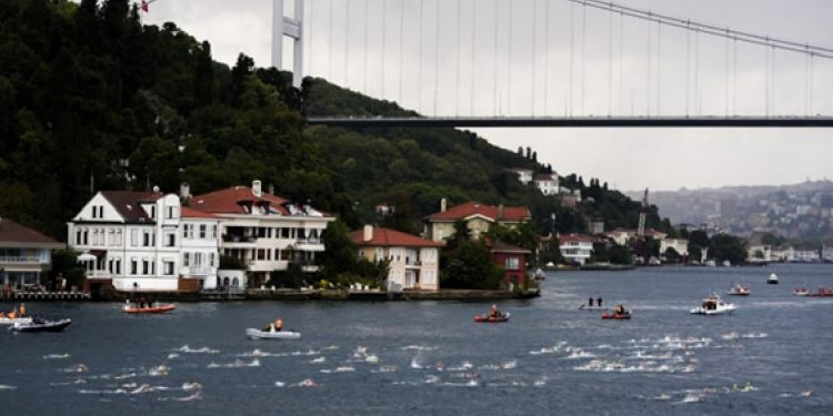 اختفاء سباح روسي خلال سباق في مضيق البسفور