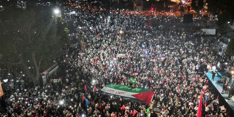 100 ألف يشاركون بمسيرة “كونوا أملا لغزة” في إسطنبول