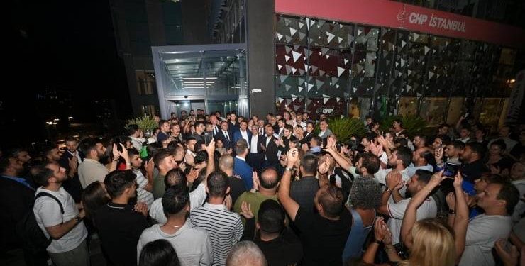 حزب الشعب الجمهوري يتخذ خطوة تصعيدية ويغلق مقره بإسطنبول