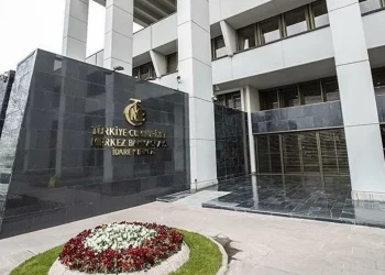 البنك المركزي التركي يخفض أسعار الفائدة على البطاقات الائتمانية