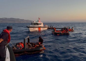 اليونان تترك عشرات المهاجرين للموت في البحر