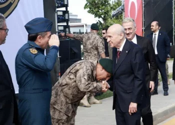 ترقية ضابط قبّل يد حليف أردوغان مديراً لأمن ولاية موغلا