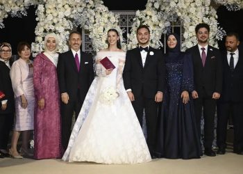 كبار المسؤولين يجتمعون بزفاف نجل المتحدث السابق باسم أردوغان