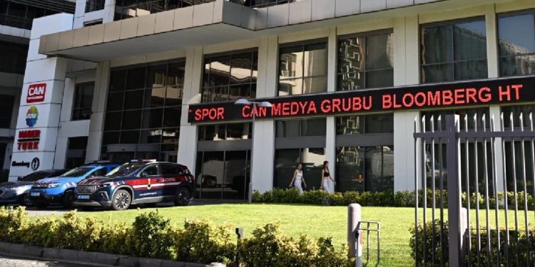 تركيا تصادر 121 شركة بينها قنوات إخبارية وتعتقل 10 أشخاص