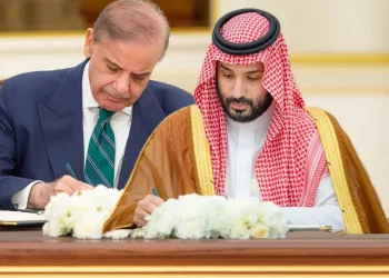 اتفاقية دفاع تاريخية: السعودية وباكستان توقعان على تعزيز الأمن الإقليمي والدولي