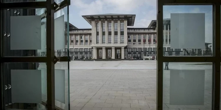 استطلاع رأي نتائجه تثير القلق في أروقة القصر الرئاسي