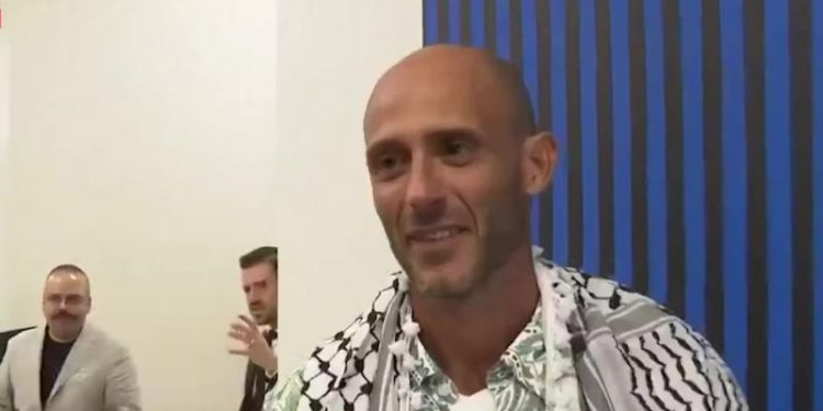 ناشط إيطالي يعتنق الإسلام بعد اعتقاله في إسرائيل