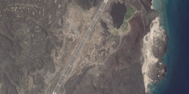 تقرير: الإمارات تنشئ قاعدة جوية بجزيرة استراتيجية في اليمن