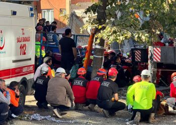 تركيا.. عالقون أسفل أنقاض منزل منهار في كوجالي