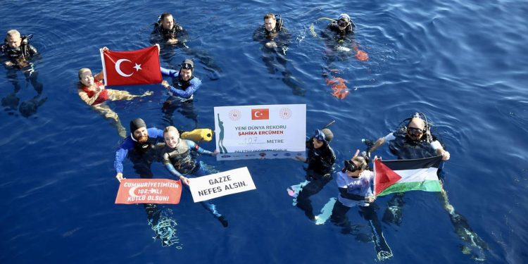 الرياضية التركية شاهيكة إرجومين تغطس من أجل غزة وتحطم رقمها القياسي العالمي