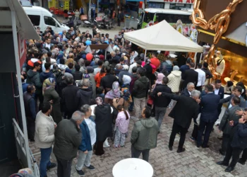 تركيا.. حشود أمام متجر مجوهرات يوزع هدايا ذهبية وساعات مجانية