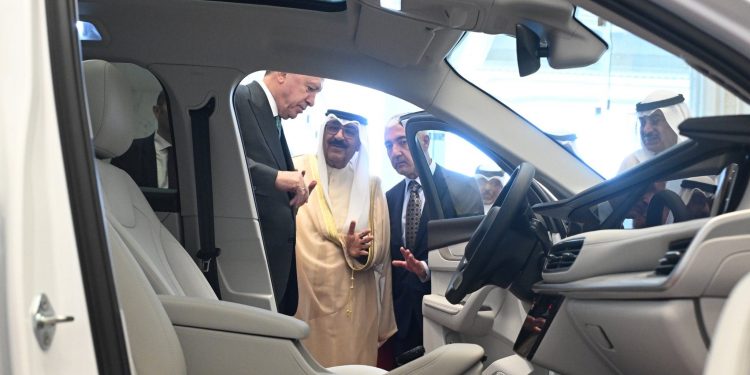 أردوغان يهدي أمير الكويت سيارة توج