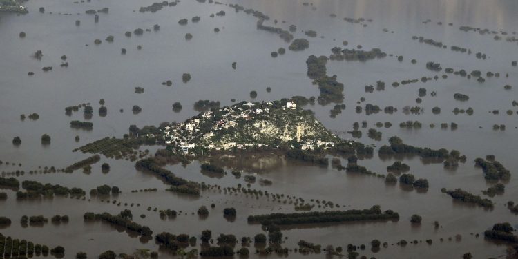 عدد قتلى فيضانات المكسيك يرتفع إلى 72