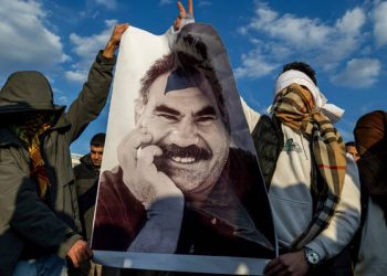 وفد تركي يعقد محادثات سلام نادرة مع عبد الله أوجلان