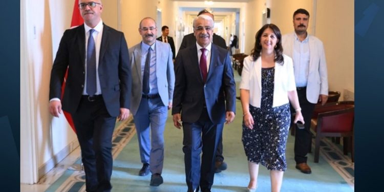 وفد الحزب الكردي يلتقي عبد الله أوجلان في سجنه اليوم