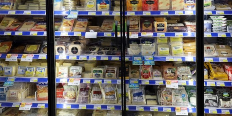 تقرير: الأتراك يتدفقون على اليونان بحثًا عن السلع الرخيصة