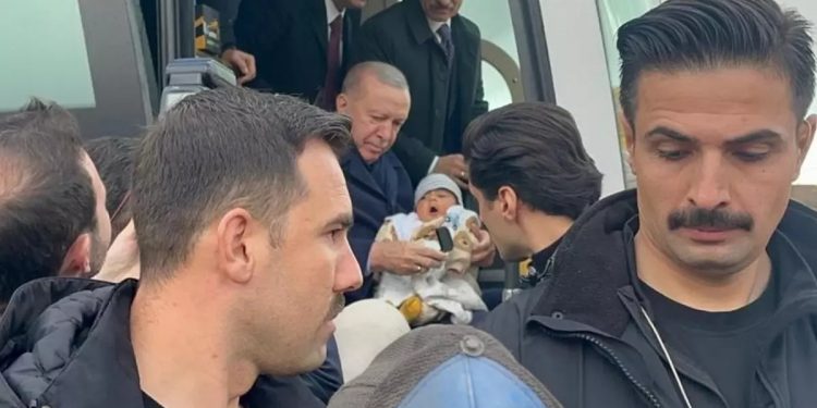 أردوغان يوقف موكبه لأجل رضيع في أديامان