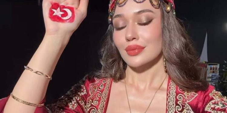 ملكة جمال تركيا تُمنع من رفع العلم في مسابقة ملكة جمال الكون 2025