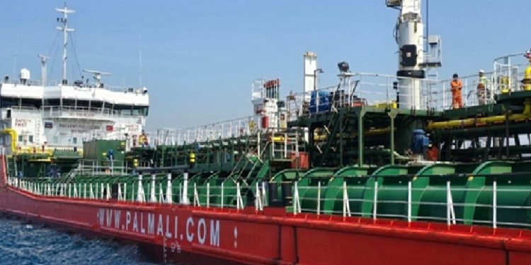 سينة سعودية على متنها مليون برميل نفط تصل سوريا