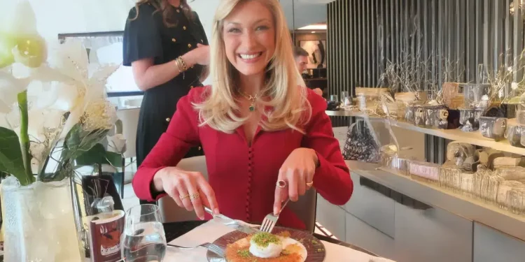 بيلا حديد تذوب في حلاوة الكنافة التركية.. شغف يجتاح إنستجرام!