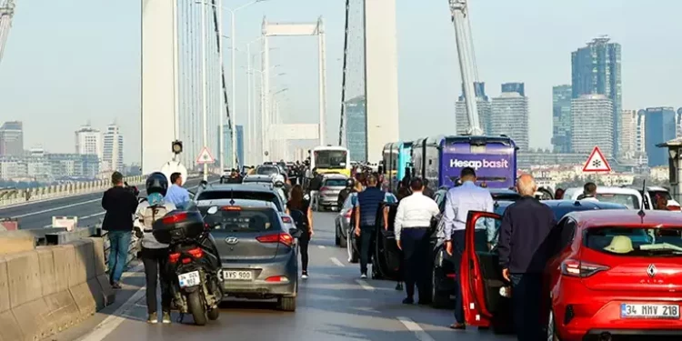 ذكرى وفاة أتاتورك.. الحياة تتجمد في تركيا الساعة 9.05