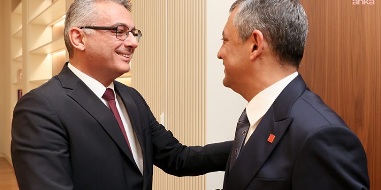 زعيم المعارضة التركية يزور رئيس جمهورية شمال قبرص التركية 