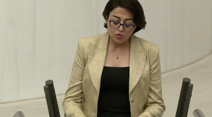 برلمانية تركية تحضُر حافية القدمين!