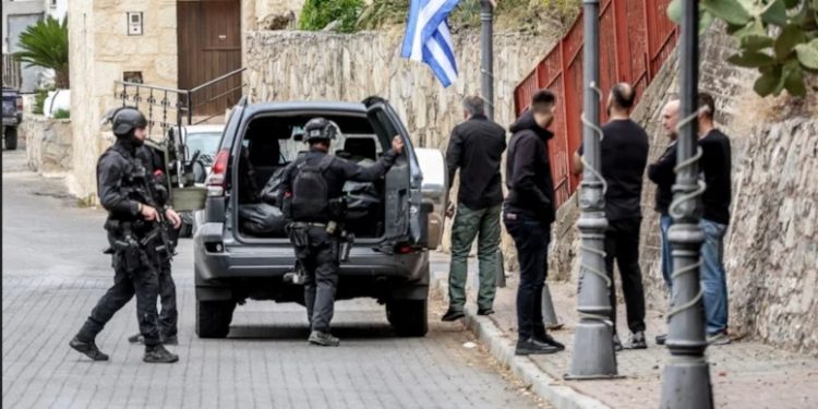 اليونان تعتقل جاسوسًا تركيًا في جزيرة خيوس