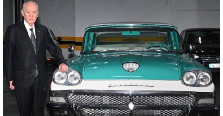 حليف أردوغان يهدي عضواً بحزبه سيارة “فورد” كلاسيكية