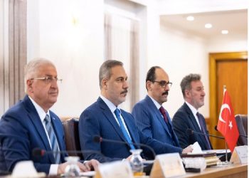 وزير خارجية تركيا يصل دمشق رفقة رئيس الاستخبارات ووزير الدفاع