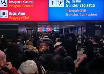 فيديو.. آلاف المسافرين يعلقون بمطار صبيحة