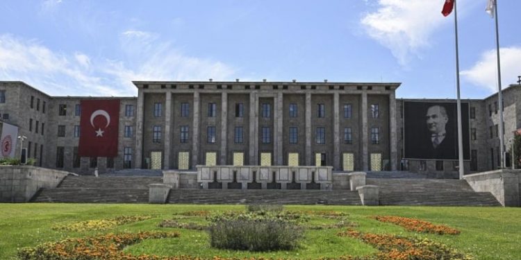 فضيحة الاستغلال الجنسي في البرلمان التركي.. اعتقال 4 متورطين